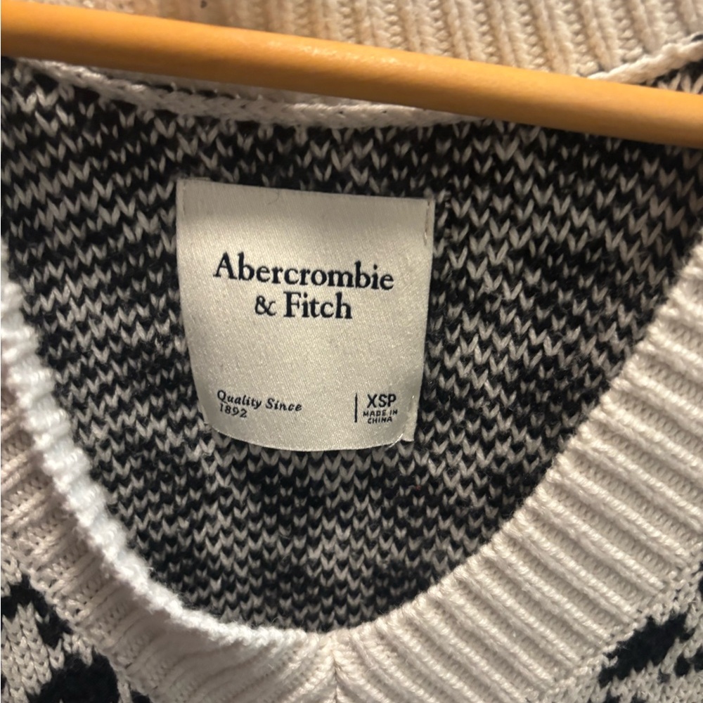 Abercrombie & Fitch V-Neck Black and White Sweater - Picture 2 of 3